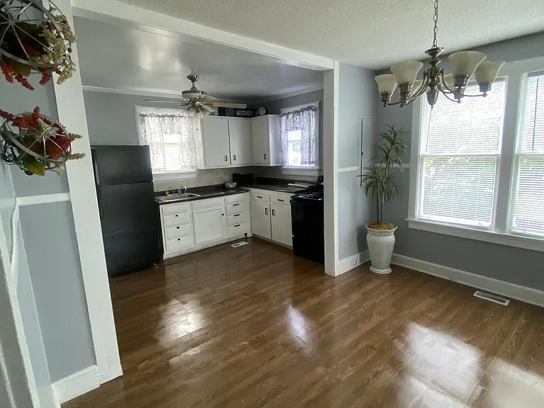 1212 Johnson Ave — Photo 2