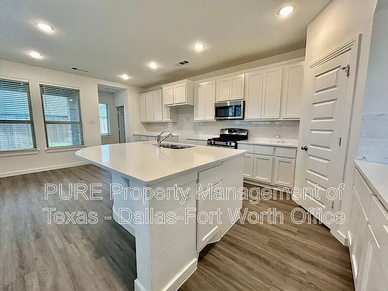 3918 Rochelle Ln — Photo 10