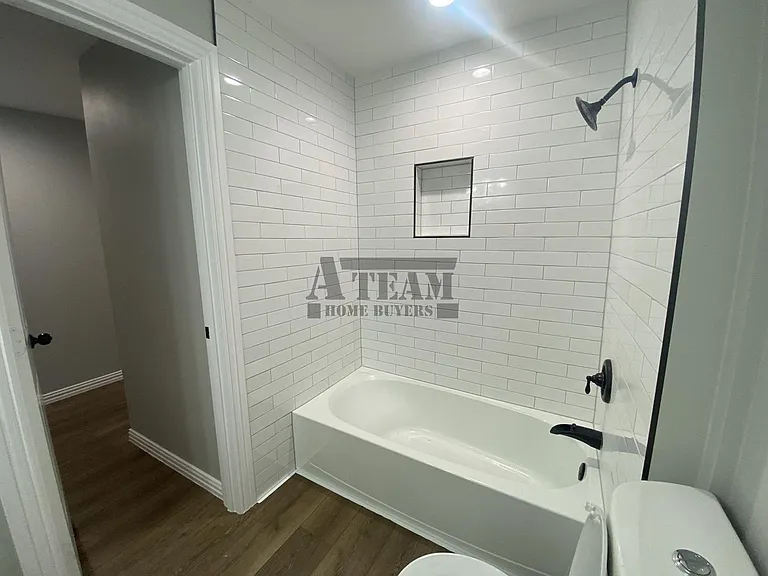 113 W Mount Vernon St — Photo 17