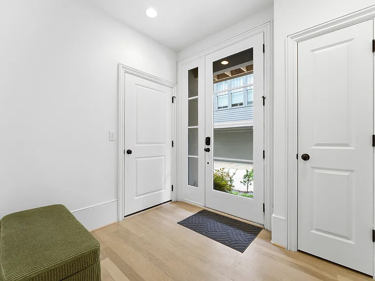 656 Bull St — Photo 2