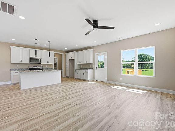 2nd image of 1513 Robin Rd