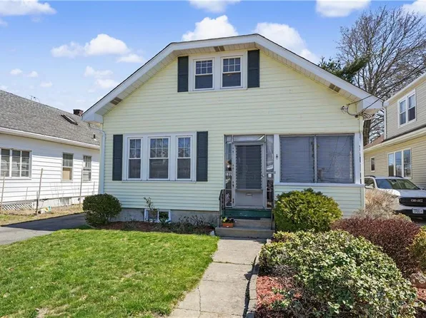 122 Caporal St, Cranston, RI 02910