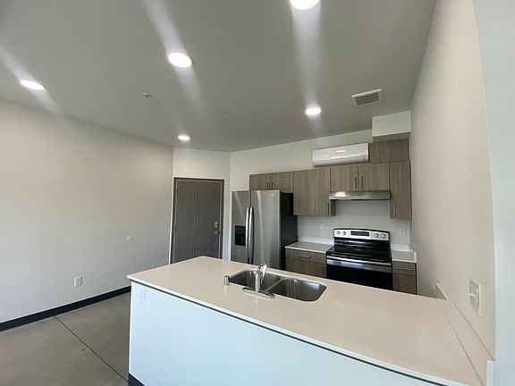 5th image of 1405 N Wall St #303