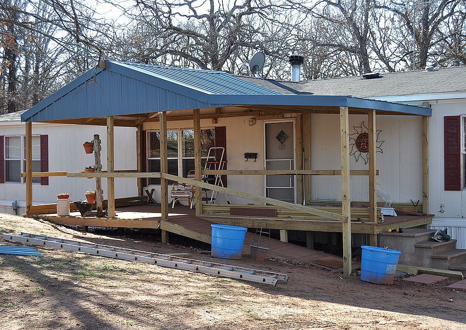 Deck w/handicap ramp