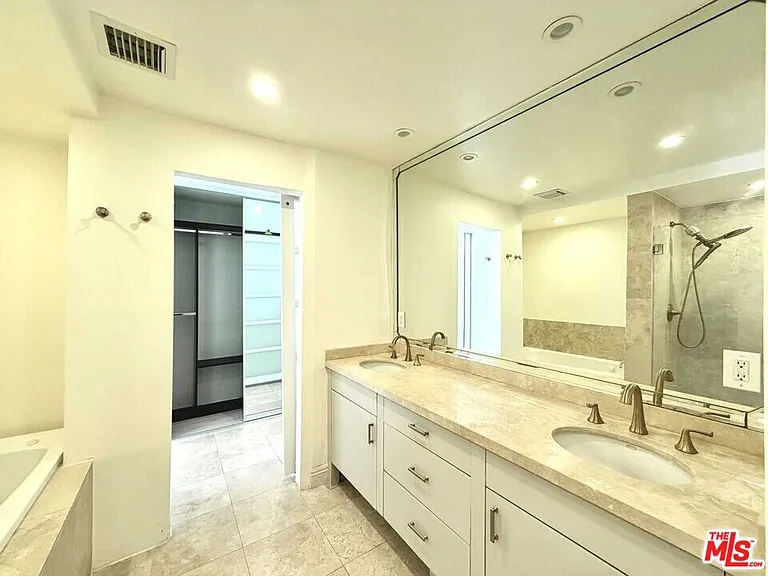 121 S Palm Dr #404 — Photo 37