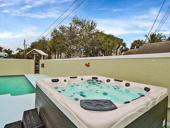 3rd image of 810 Bamboo Ln