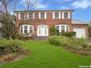 120 Charles St, Massapequa, NY 11758