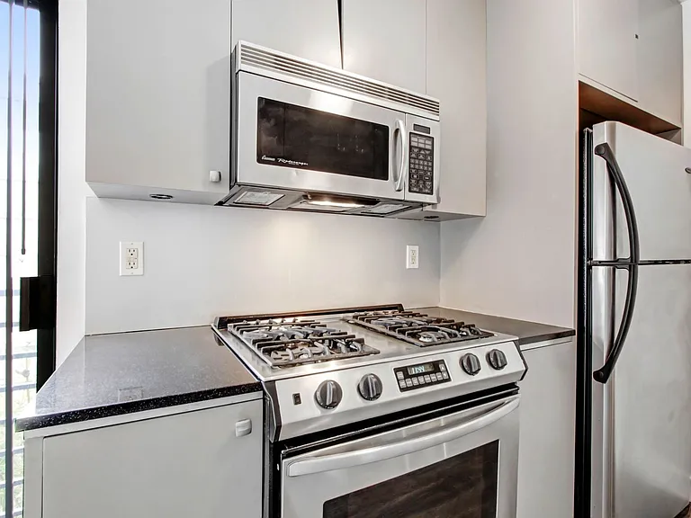 117 Pacific St. in Sant Monica - 1 block to the beach and Main St! — Photo 7