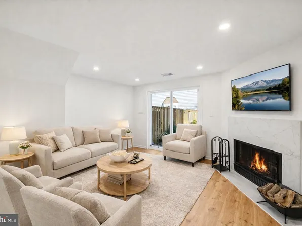 6347 Chimney Wood Ct, Alexandria, VA 22306