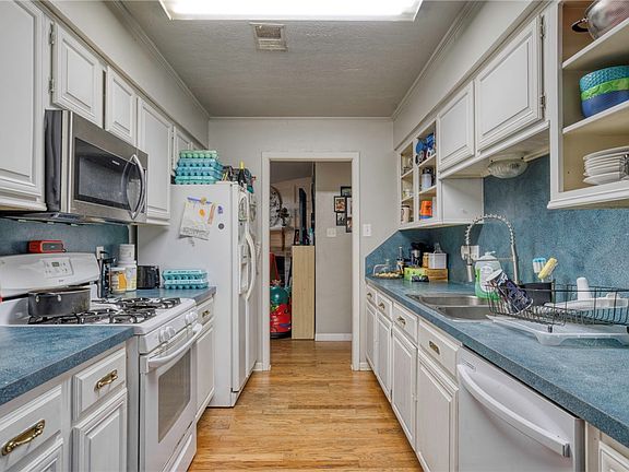 4th image of 1003 San Saba Dr