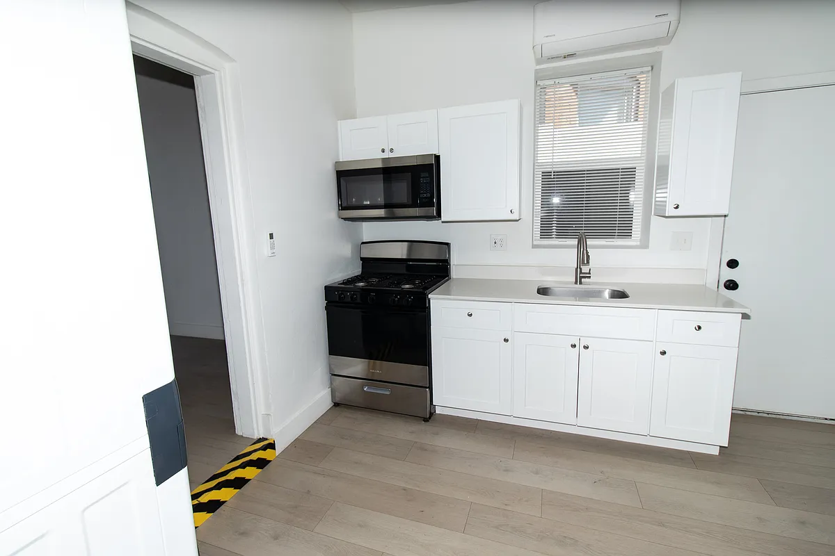Building Photo - 430 E 6th St #5
