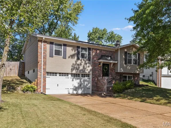1211 Pine Trl, Fenton, MO 63026