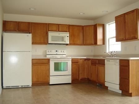 BRIGHT AND SPACIOUS EAT-IN KITCHEN