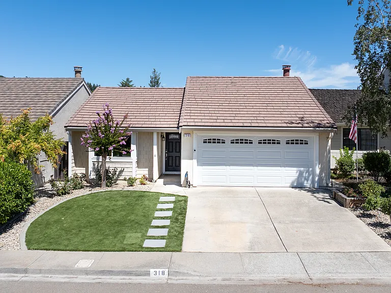 318 Lone Oak Dr — Photo 2
