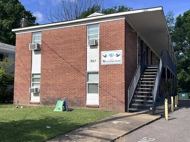 1st image of 957 Wellington Ave