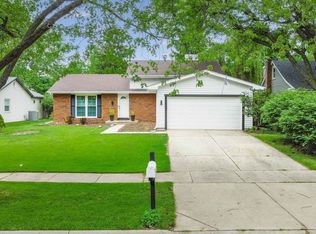 1365 Sunnybrook Dr, Naperville, IL 60540