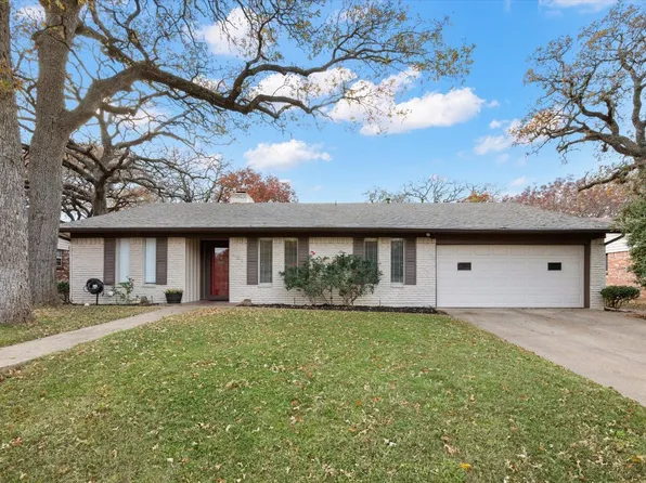 421 Moore Creek Rd, Hurst, TX 76053