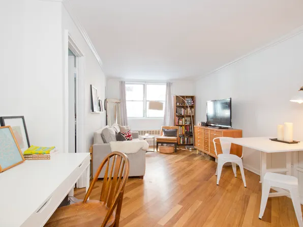 165 Christopher Street image 1 of 11