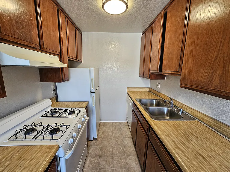 12460 Kittridge St #2 — Photo 9
