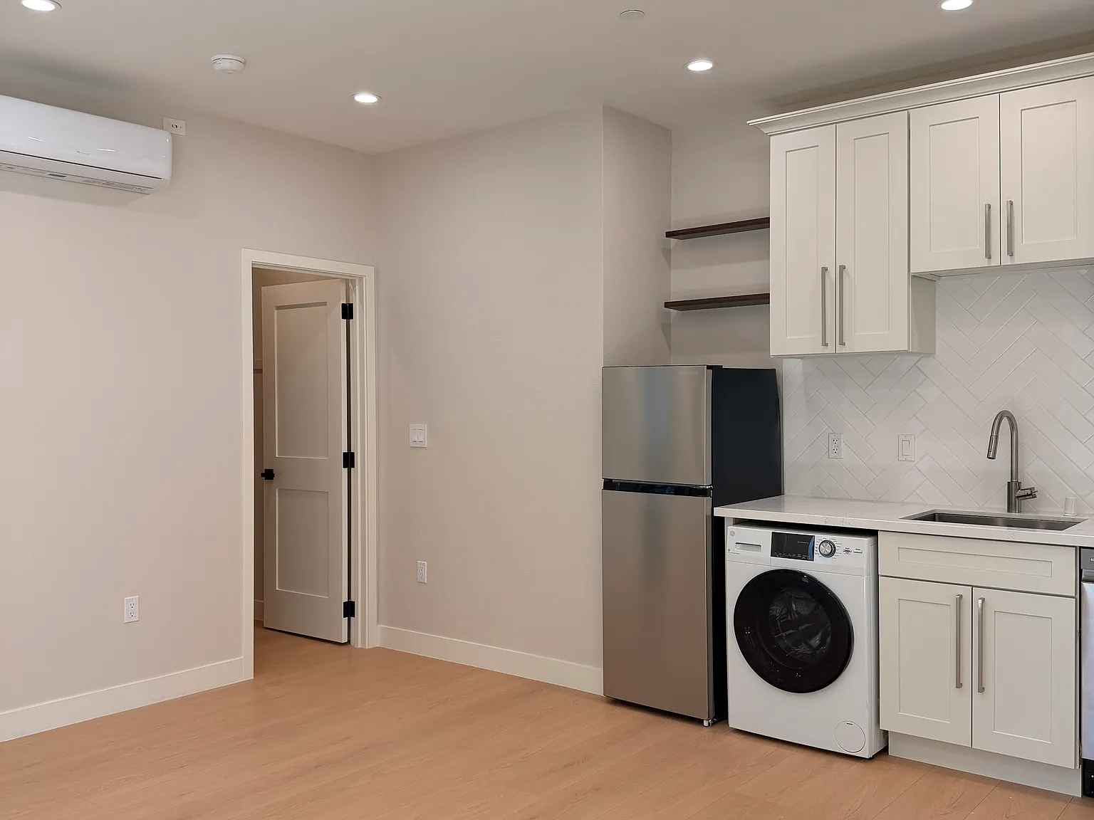 Studio, 324 sqft, $2,850 — Photo 2