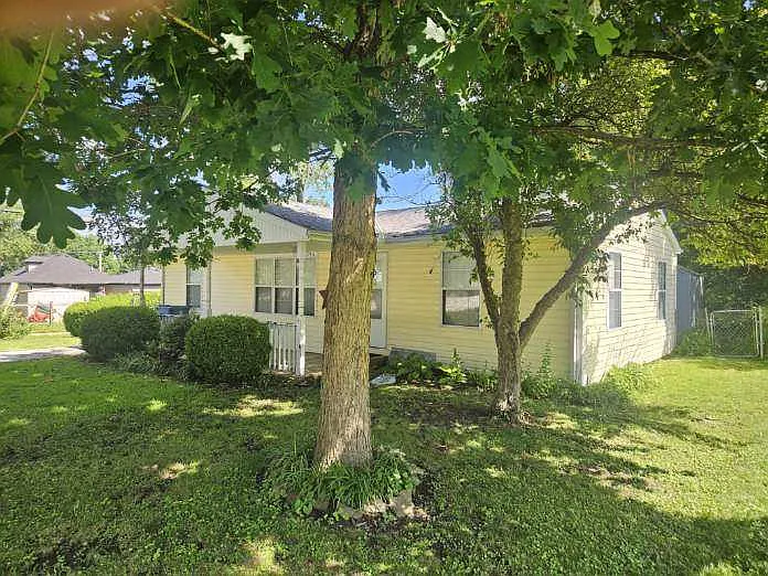 208 W College St — Photo 4