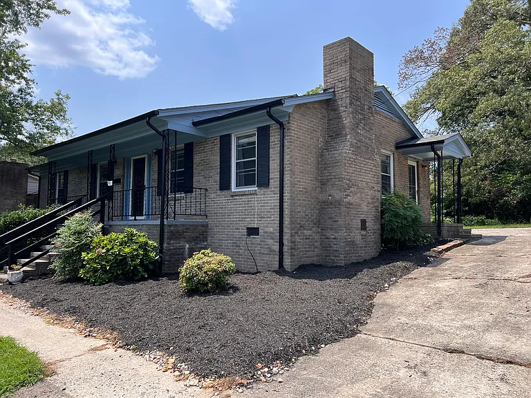 1009 N Main St — Photo 18