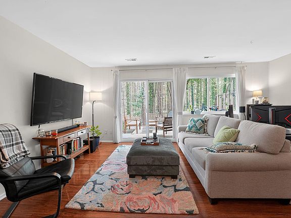3rd image of 220 Elizabeth St APT A15