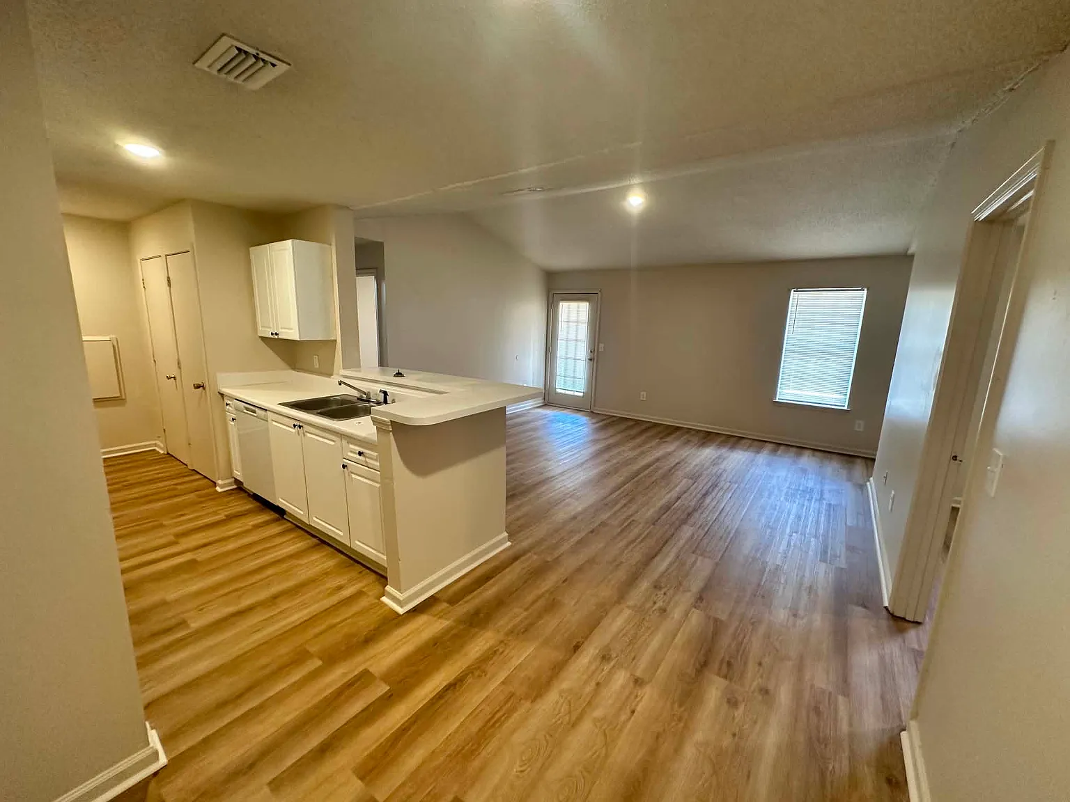 2 bed, $1,295 — Photo 2