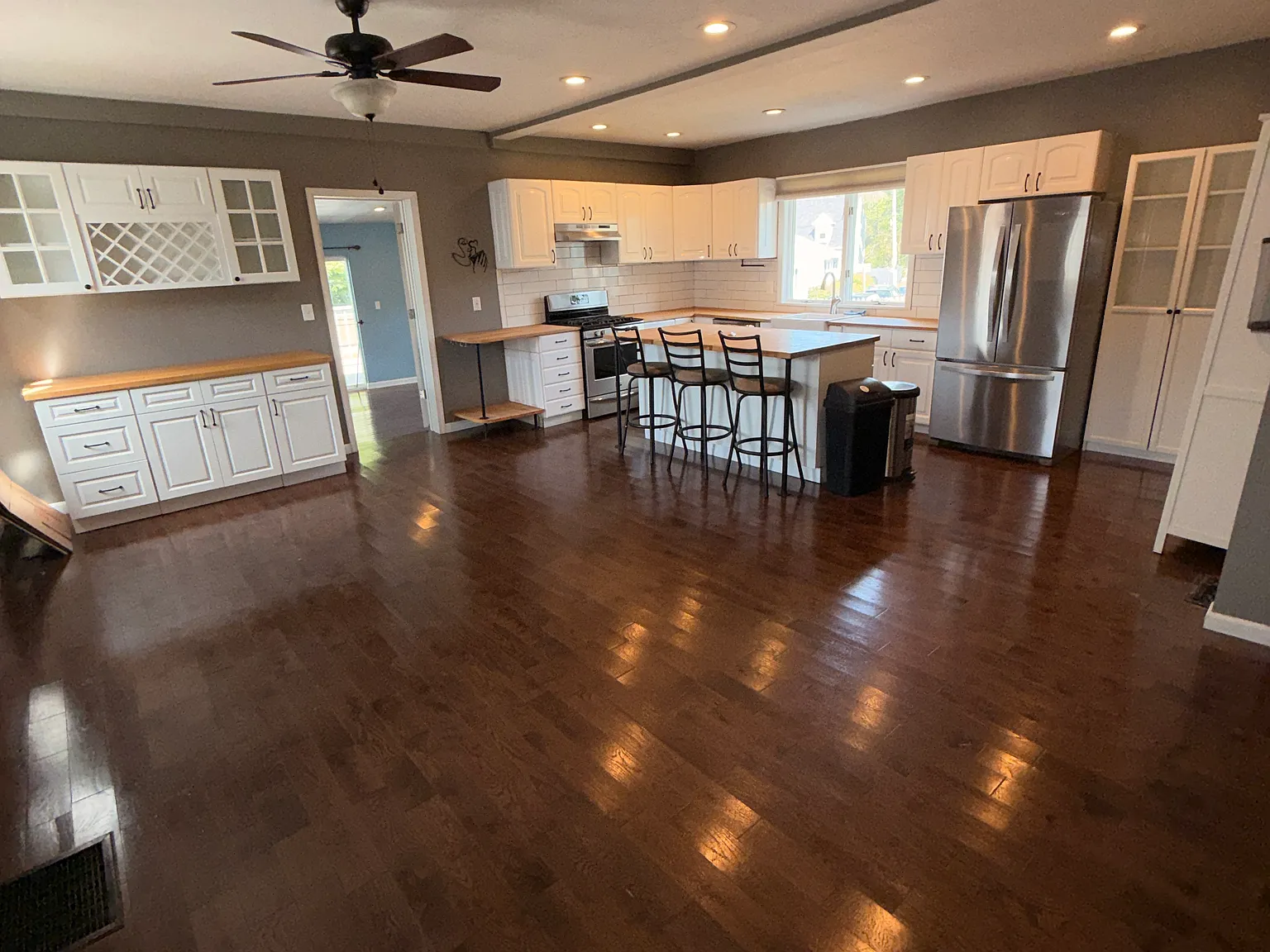 3 bed, 1200 sqft, $3,100 — Photo 2