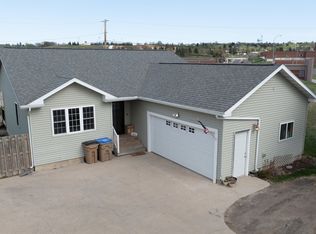 611 16th St SW, Minot, ND 58701