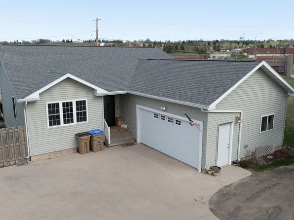 611 16th St SW, Minot, ND 58701