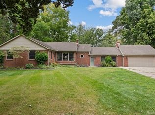 38481 Riverside Dr, Clinton Township, MI 48036