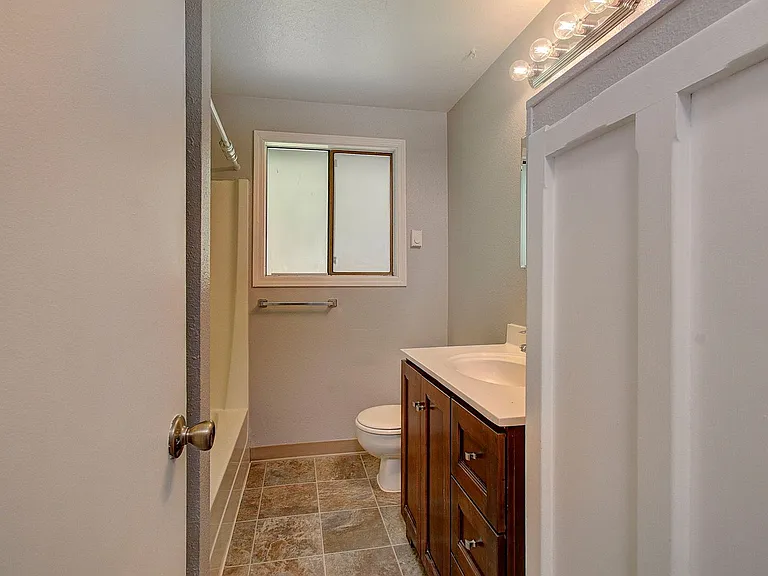 14306 NE 14th Cir — Photo 13