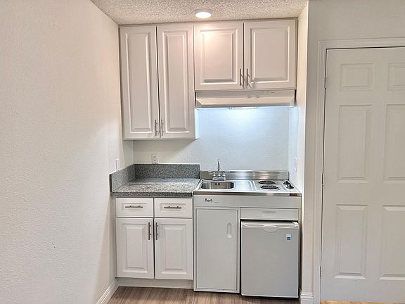4th image of 11921 Hart St Unit 9