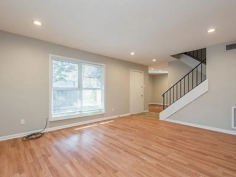 502 Cedartop Ln #B — Photo 2