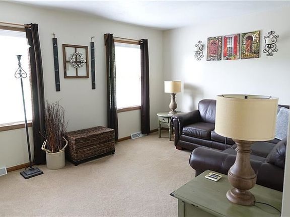3rd image of 208 Glenford Dr
