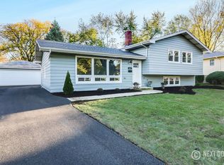 348 Sycamore Dr, Naperville, IL 60540