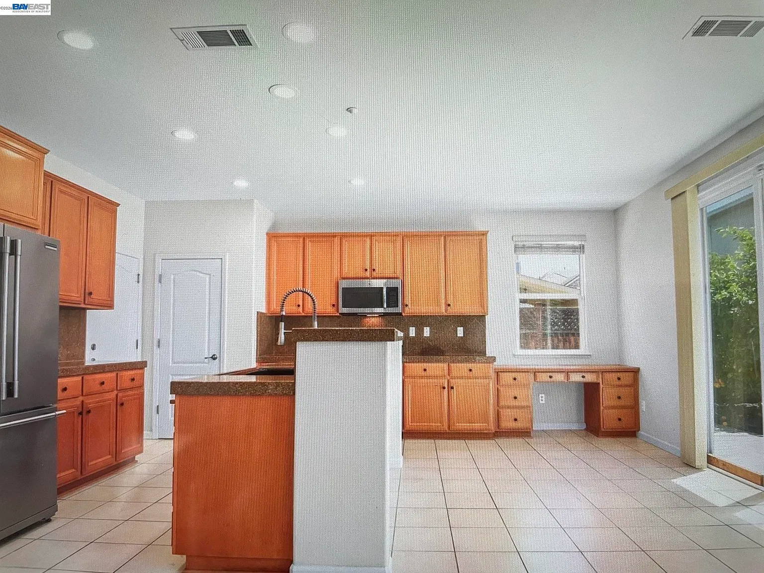 3 bed, 2239 sqft, $3,300 — Photo 2