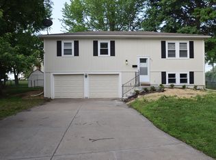 913 S Montclaire Dr, Olathe, KS 66061