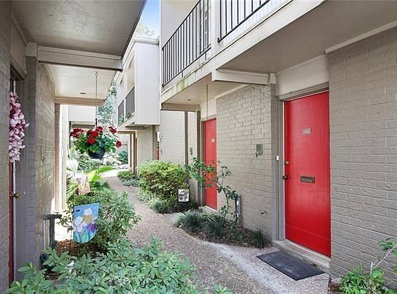 2nd image of 4422 Carondelet St #4422
