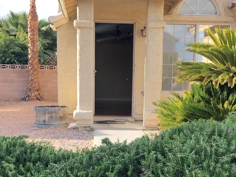 7000 Desert Clover Ct — Photo 4