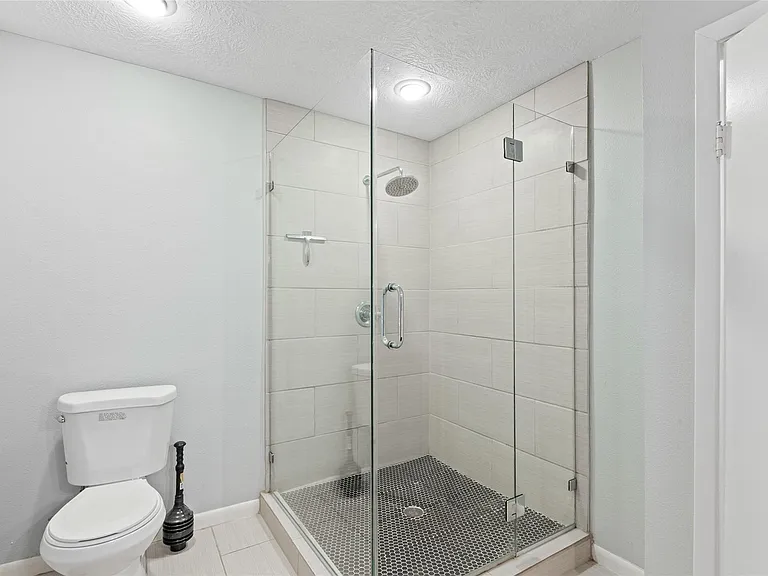 118 E Thornton Rd — Photo 20