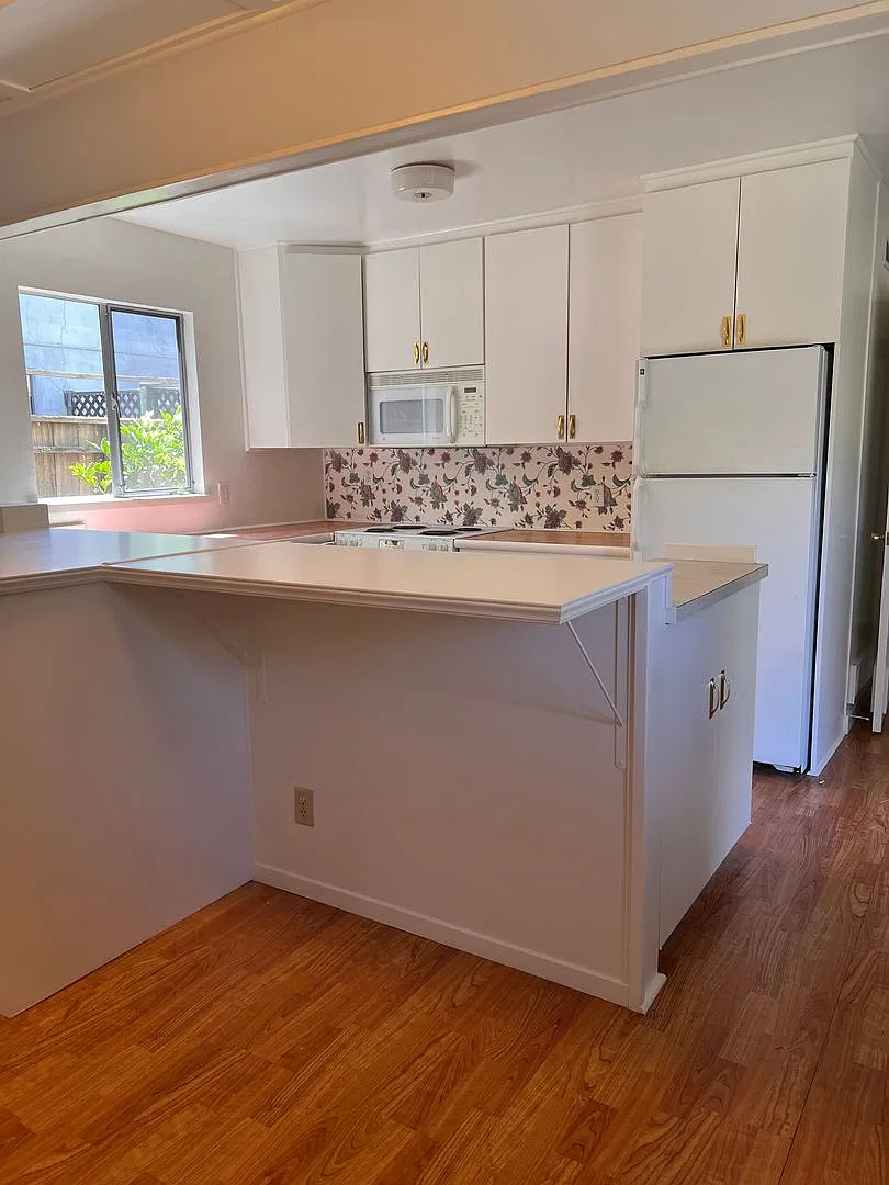 Spacious home with vaulted ceilings & natural lighting, small pets welcome available now! — Photo 3