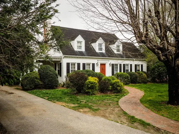 129 N Edgewood Dr, Independence, VA 24348