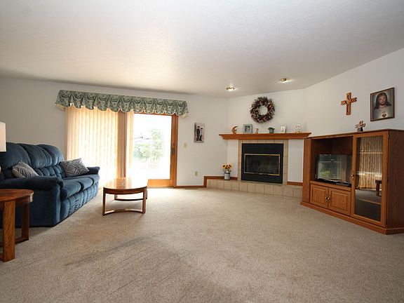 3rd image of 2910 Woodhams Ave