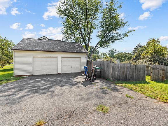 2nd image of 1625 Maiden Ln