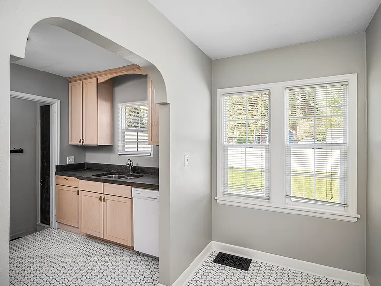 2210 University Ave — Photo 6