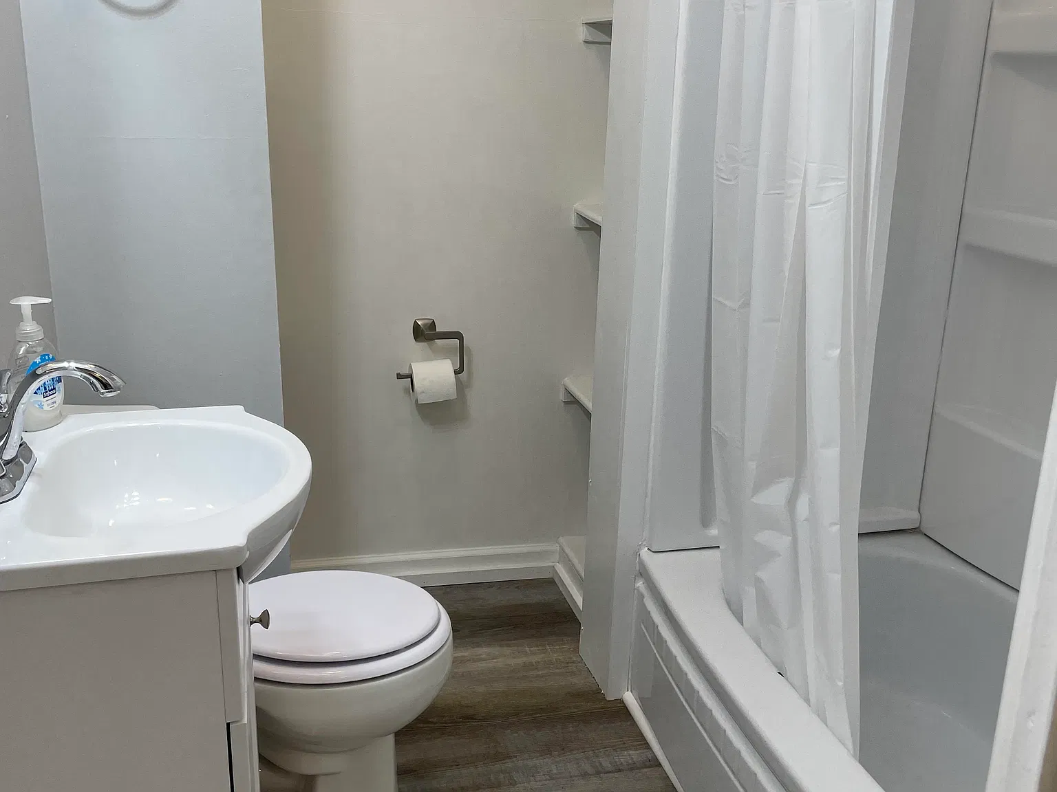 Studio, 400 sqft, $750 — Photo 2