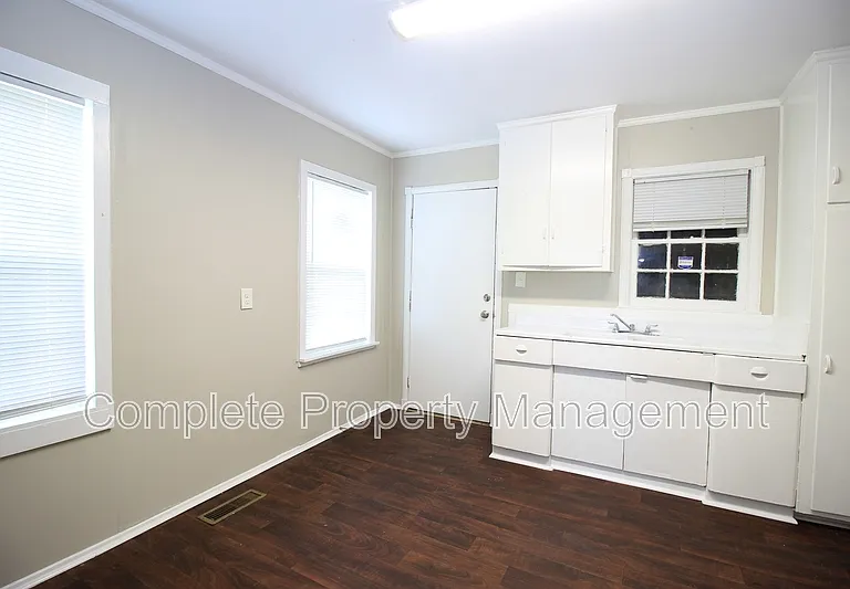 449 7th St W #1 — Photo 3