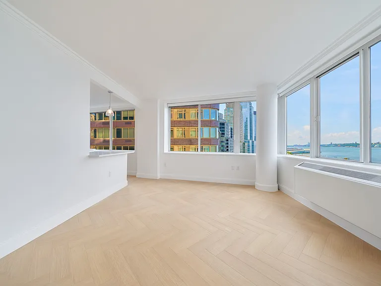 160 Riverside Blvd #14S — Photo 7